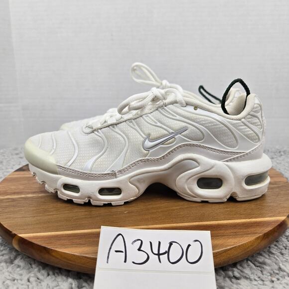 Nike Air Max Plus GS White Metallic Silver Casual Sneaker Kids 5y CW7044-100 - Picture 1 of 13